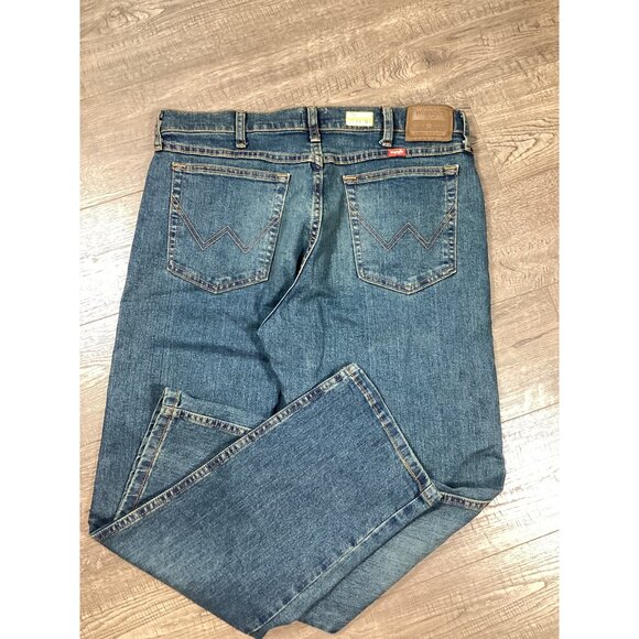 Wrangler Mens Jeans 34x29 Medium Wash Denim Classic Fit Casual Straight Jeans - Picture 2 of 8